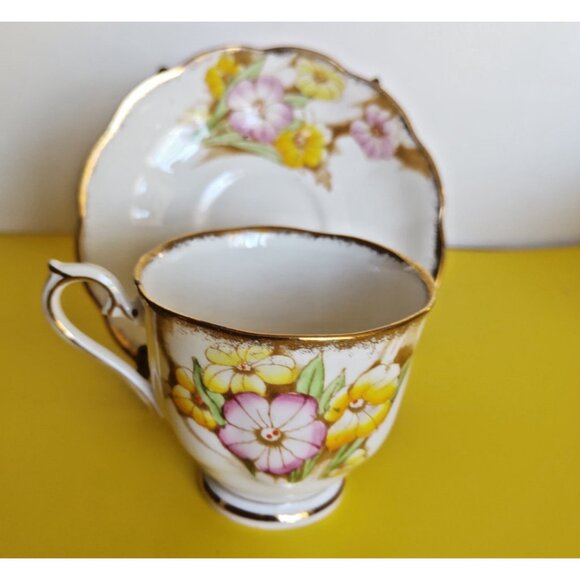 Vintage Royal Albert Tea Cup & Saucer Petunia Pattern 1930's - Picture 2 of 9